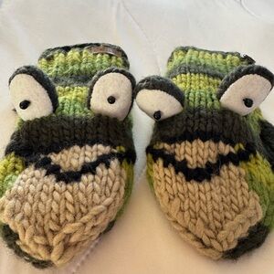 Adorable deLux Green and Cream Frog Knit Mittens
